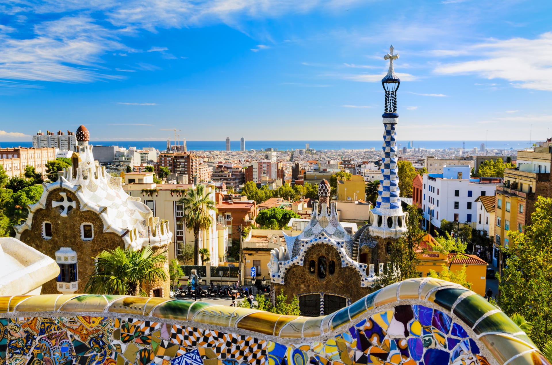 barcelona, mestno središče, jasno nebo in morje v daljavi, v ospredju park guell