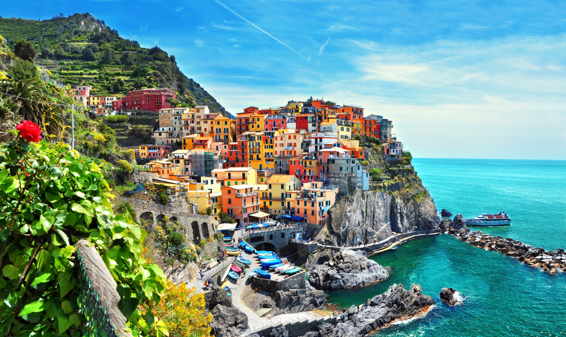 Cinque terre, ena izmed vasic Manarola, ki je v zalivu stisnjena ob pobočje, pisana vasica zaradi hišic različnih barv