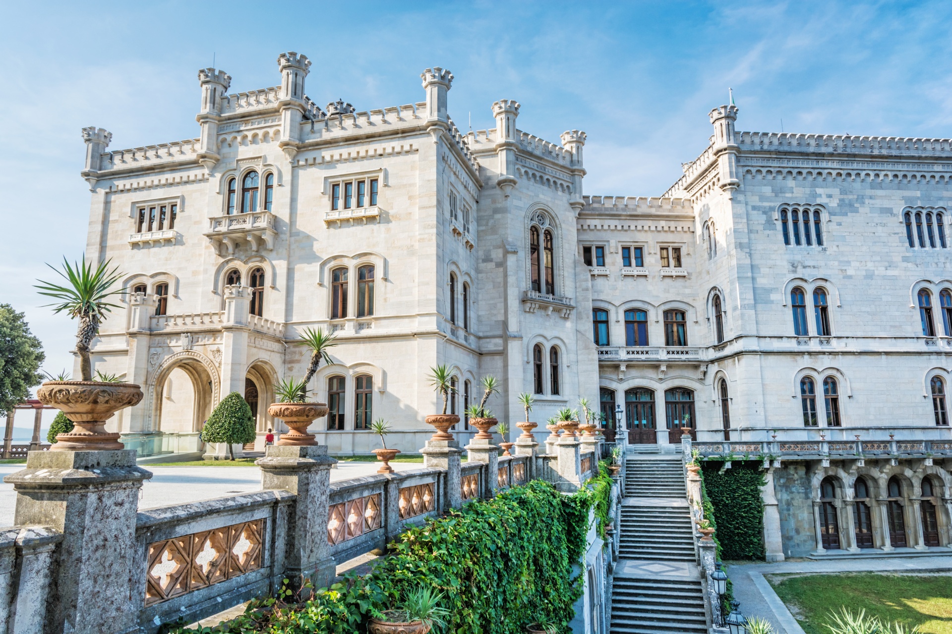 grad miramare v tržaškem zalivzu