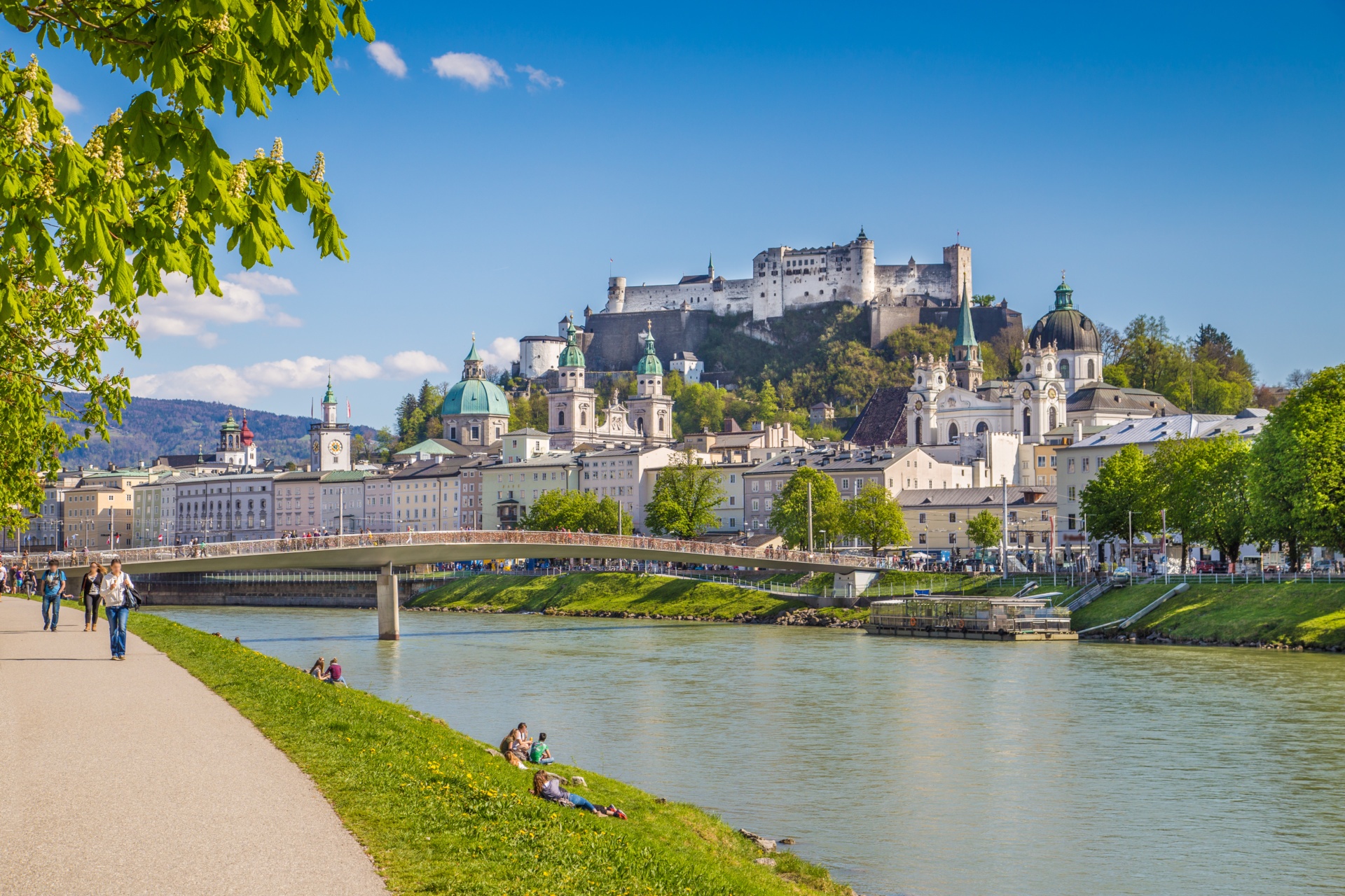 Grad Hochensalzburg, ki se dviga nad mestom Salzburg