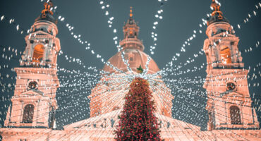 Christmas,Tree,In,Front,Of,Basilica,In,Budapest,,Hungary
