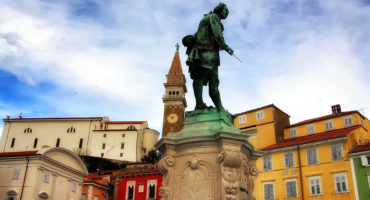 vir_www_slovenia-info-avtor-Barbara-Kožar-PIRAN_Tartinijev_trg_z_Benećanko__PIRAN__Tartini_square_with_the_Venice_house_3673_orig
