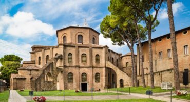 Ravenna-bazilika-shutterstock_221848951